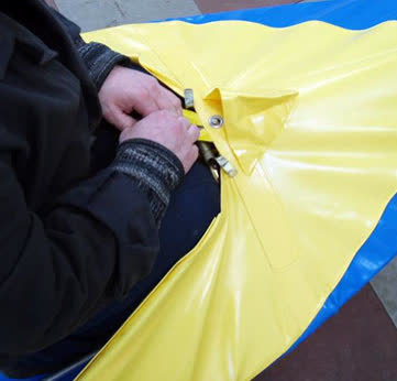 Люверс деки надевают на бобышку миделя
